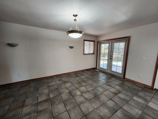 Building Photo - Walk to the River! 3 bed, 2 bath on Quiet ...