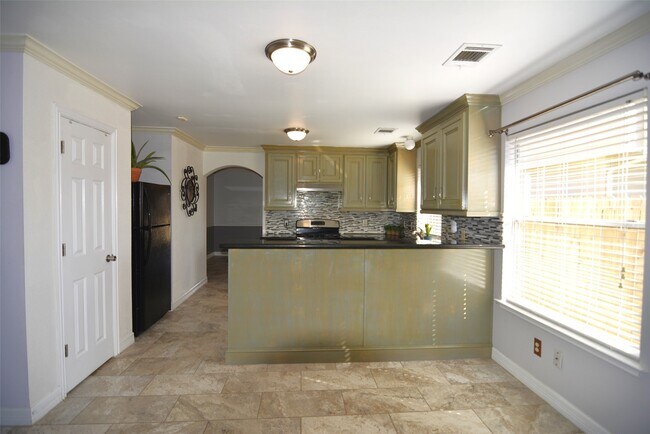 Building Photo - 7423 River Pines Dr