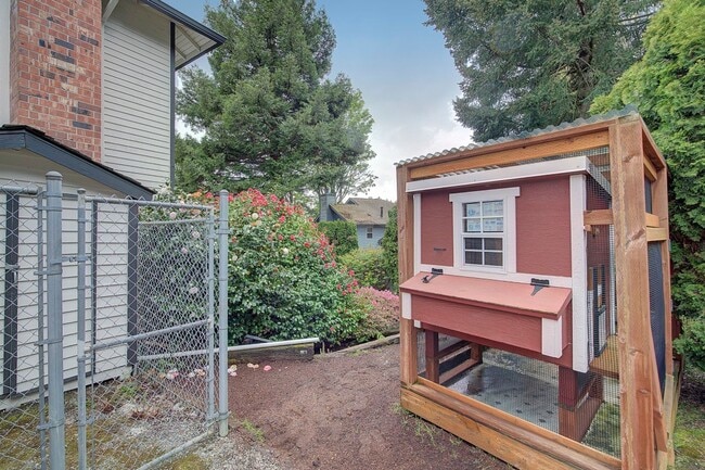Building Photo - 5Bd/3.5Ba Newcastle House