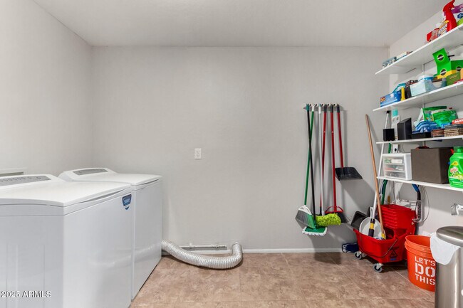 Building Photo - 6839 E Earll Dr