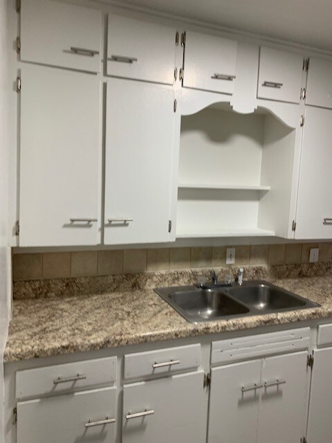 Building Photo - Charming 2-Bedroom Duplex in Wichita with Spacious Layout