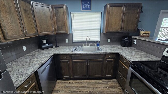 Building Photo - 639 Killarney Dr