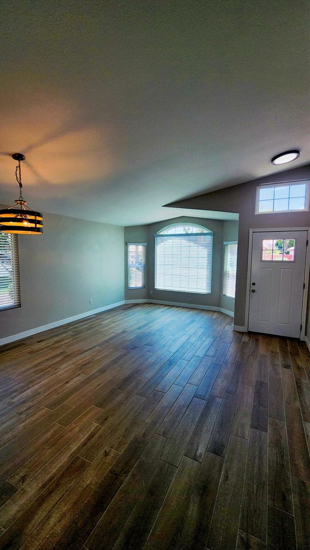 Building Photo - Waterfront living in Chandler!