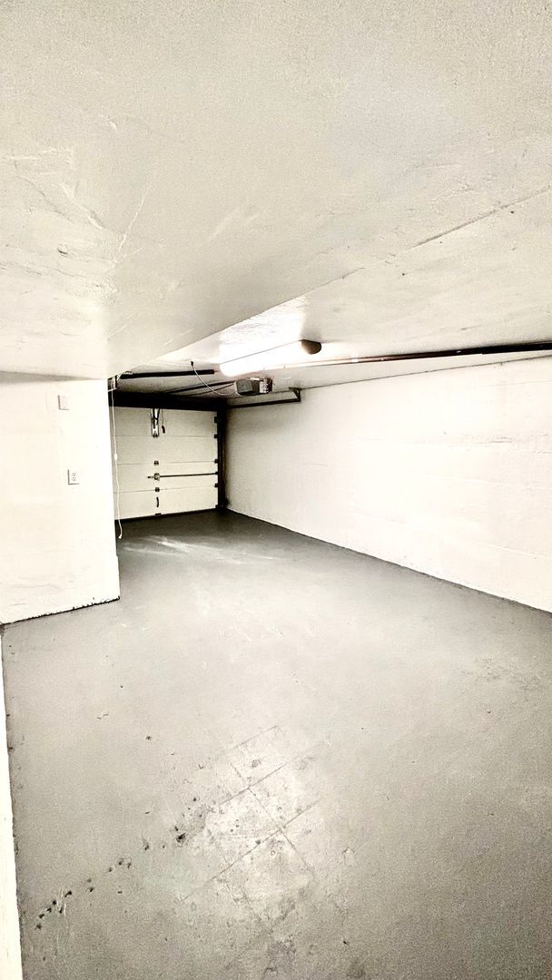 Building Photo - Spacious 3-Bed Townhome with Garage in Day...