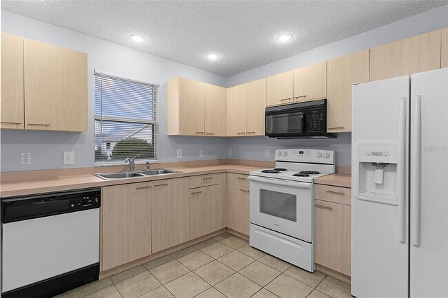 Building Photo - 807 Ramos Dr