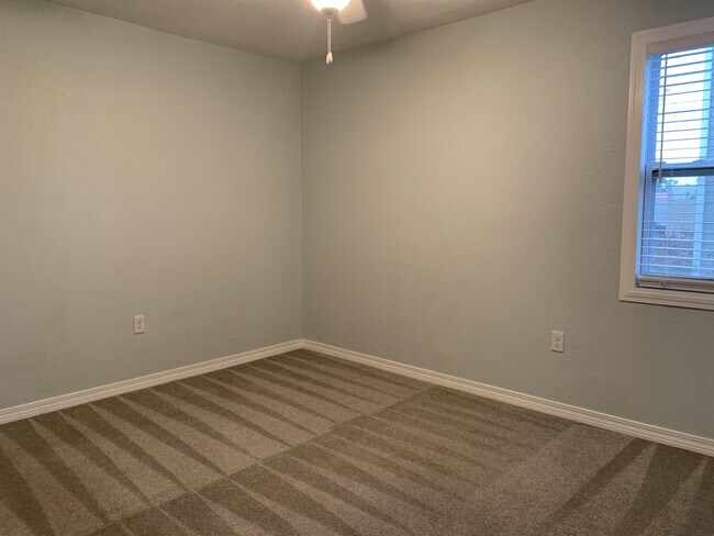 Building Photo - 723 S Berthe Ave