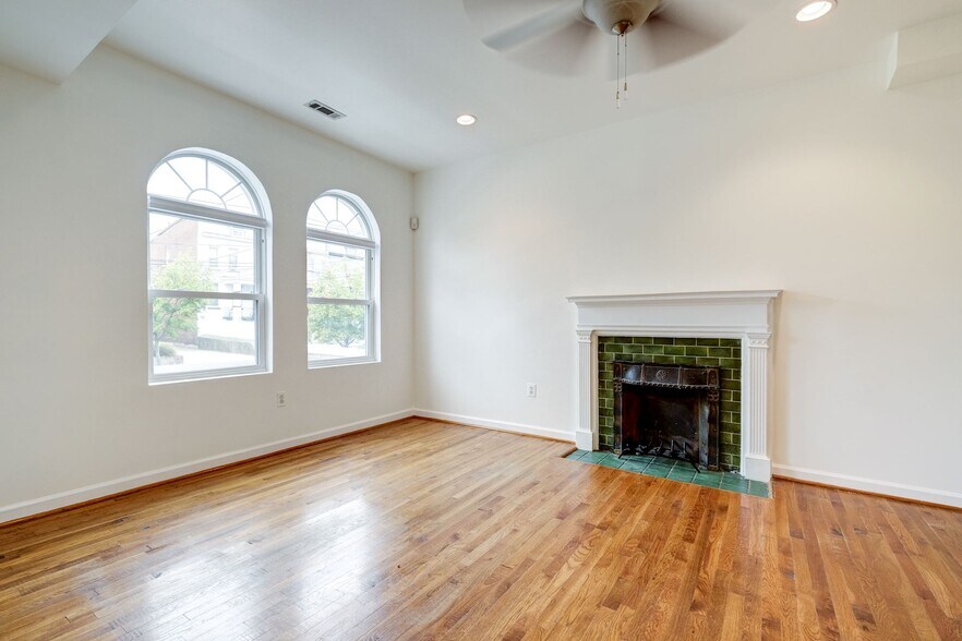 LR 1 - 450 Randolph St NW