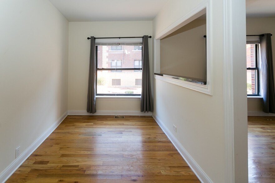 Building Photo - 834 W Waveland Ave