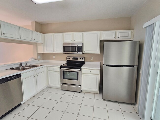 Building Photo - Brandon townhome with 2 bedrooms, 2 baths ...