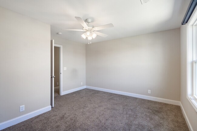 Building Photo - 2433 Bucklin Dr