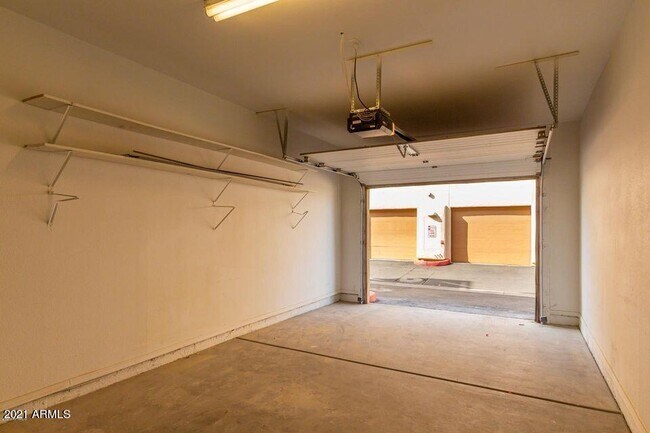 Building Photo - 2992 N Miller Rd