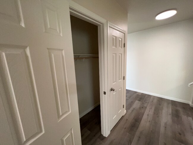 Building Photo - 942 N Van Ness Ave