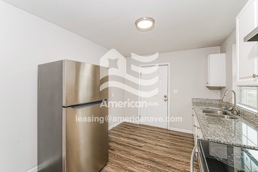 Building Photo - 610 16th Pl SW