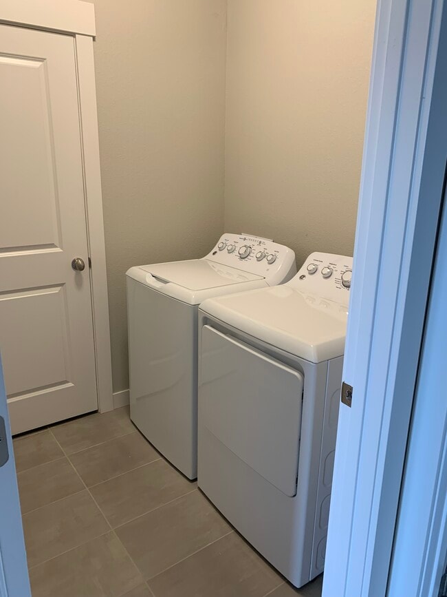 Building Photo - 4120 S Park Dr