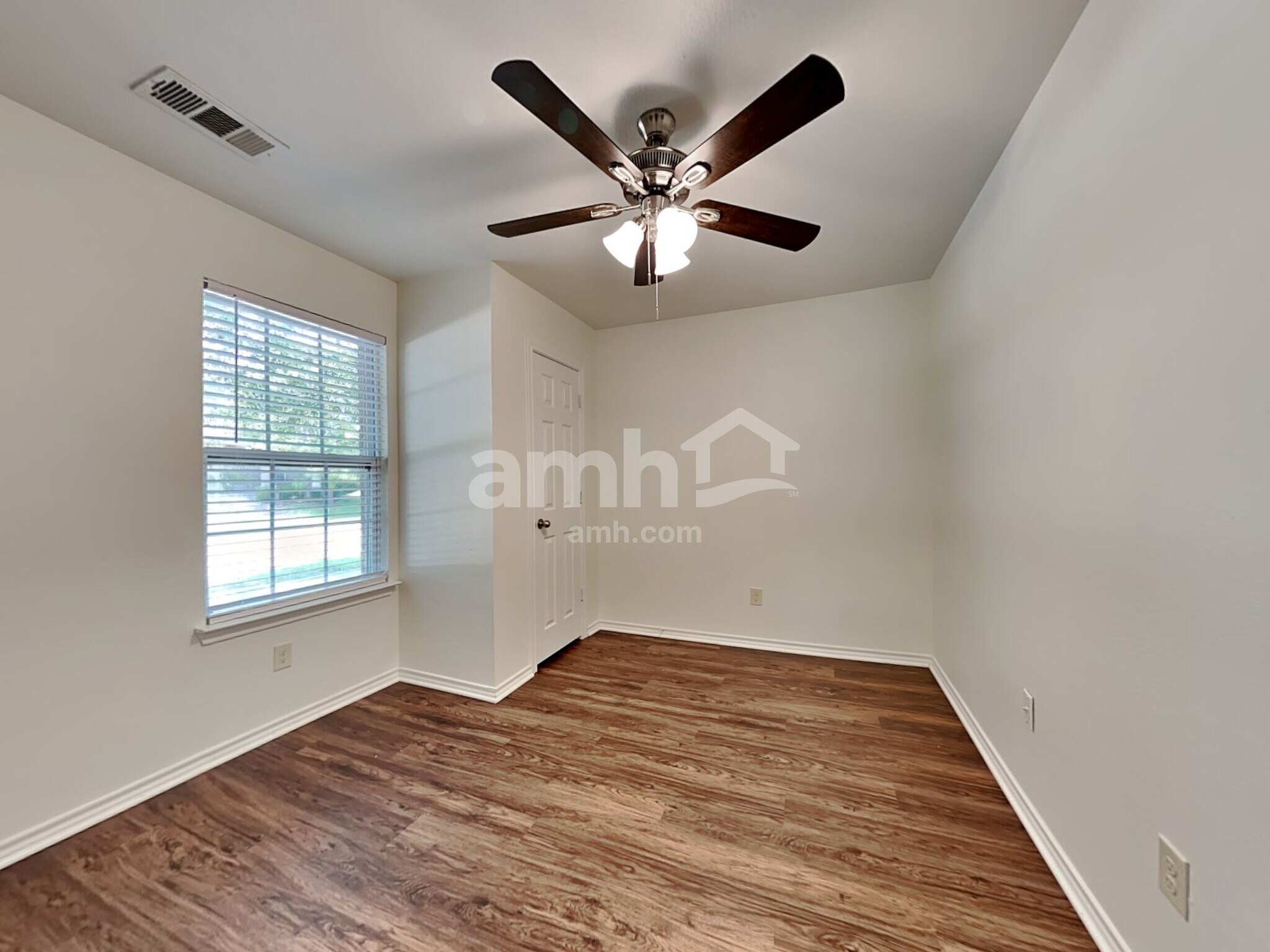 Building Photo - 1922 Cross Oaks Dr