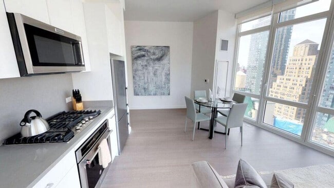 Building Photo - 42 W 33rd St