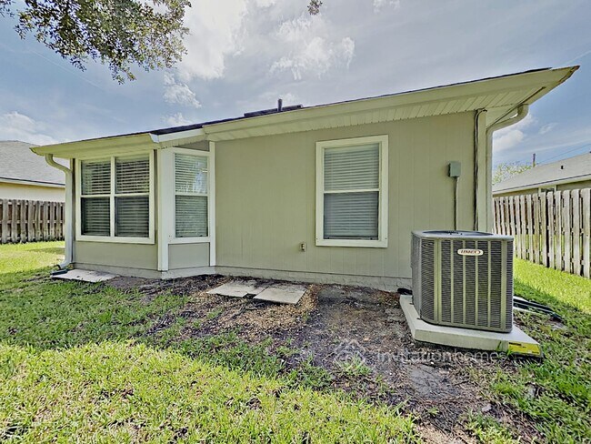 Building Photo - 1800 Ferncreek Dr