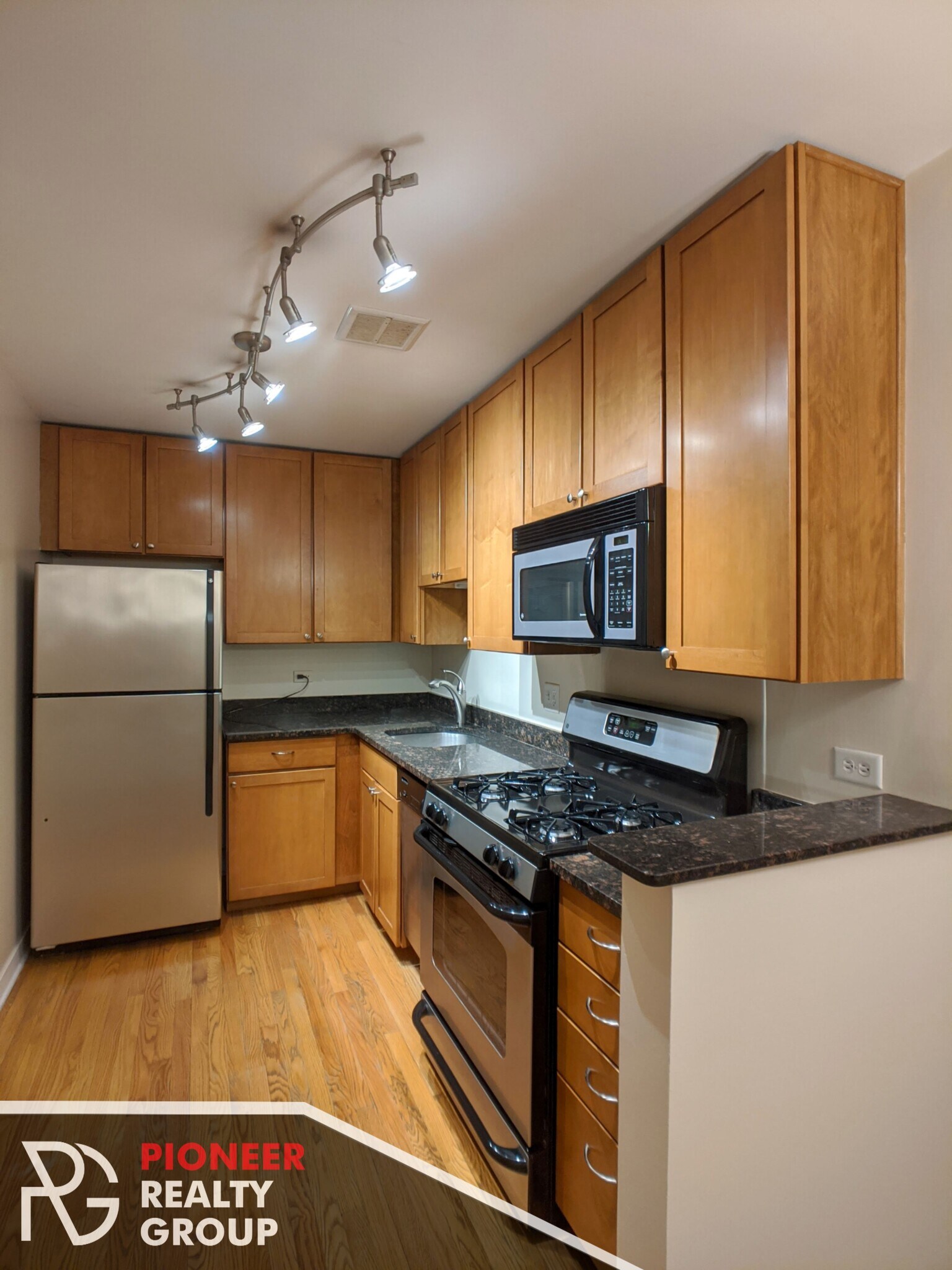 Building Photo - 643 W Wrightwood Ave