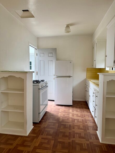 Kitchen - 346 N Curson Ave