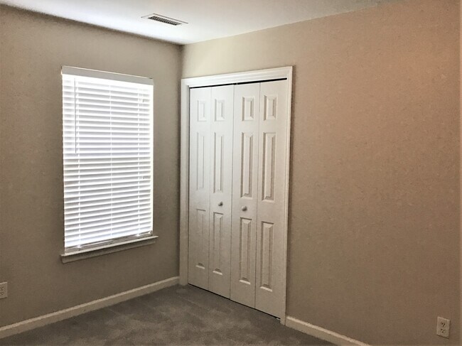 Building Photo - 142 Cotillion Cres