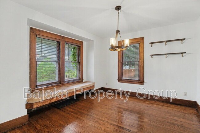 Building Photo - 127 Drace St