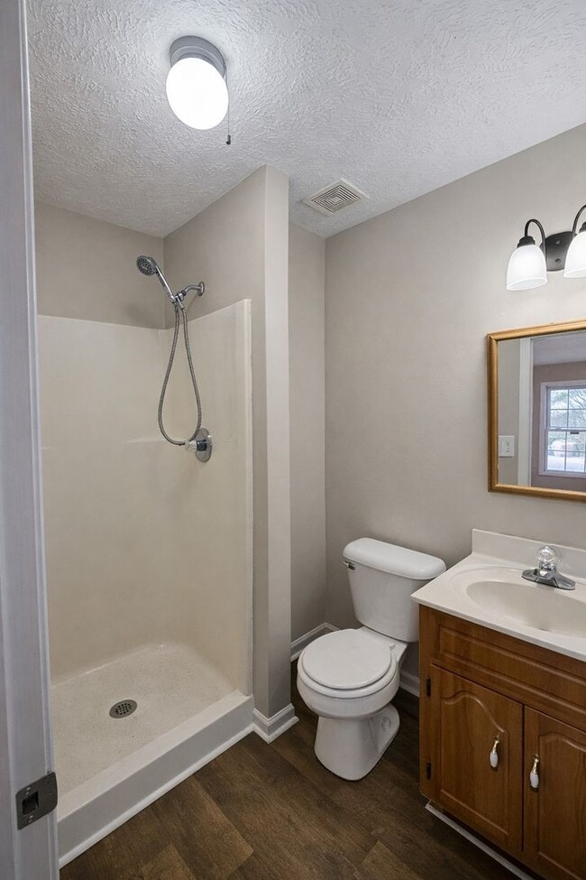 Building Photo - Beautiful 3 Bedroom 2 Bath Home