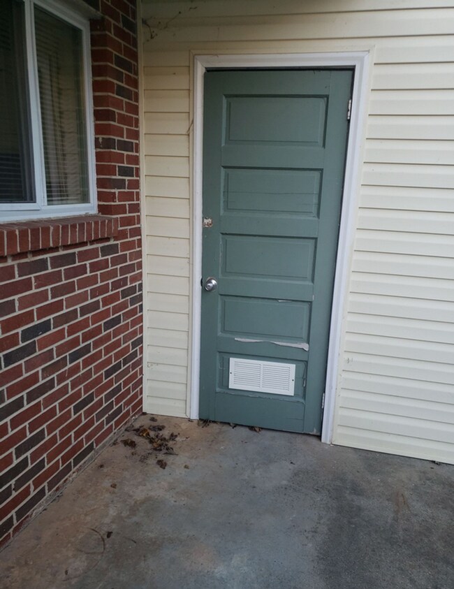 Building Photo - 2 Bedroom Walking Distance to NCSU!