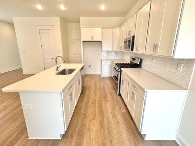 Building Photo - Now Leasing at Cedar Bluff – 4BR Townhomes...