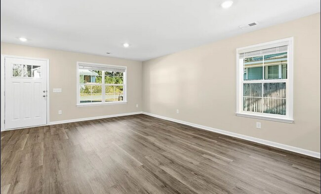 Building Photo - Modern Living in Greenville's Historic West End