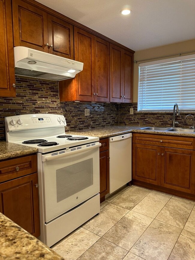 Building Photo - 2 WEEKS FREE RENT November Special - Stunn...