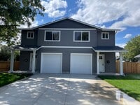 Building Photo - Three Bedroom Pet Friendly Townhouse!