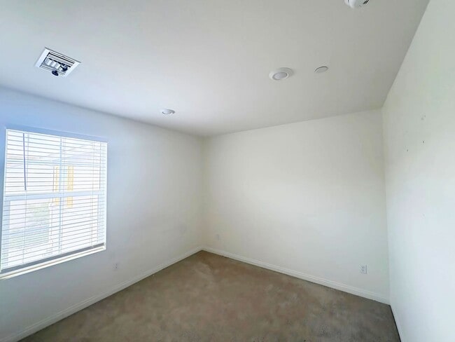 Building Photo - Beautiful Condo