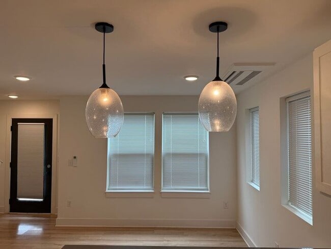 Building Photo - 3 - Level Modern Apartment in East Nashville