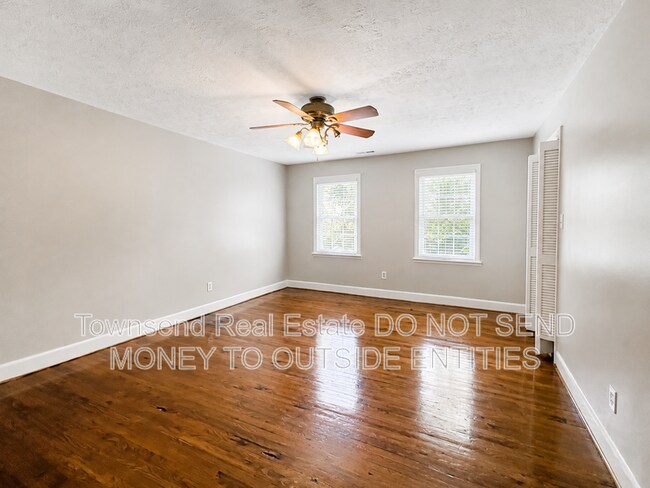 Building Photo - 3316 Cliffdale Rd