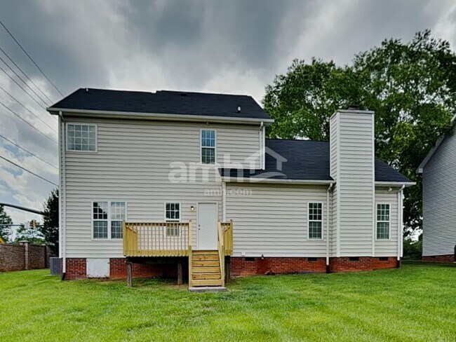 Building Photo - 105 Village Club Ln