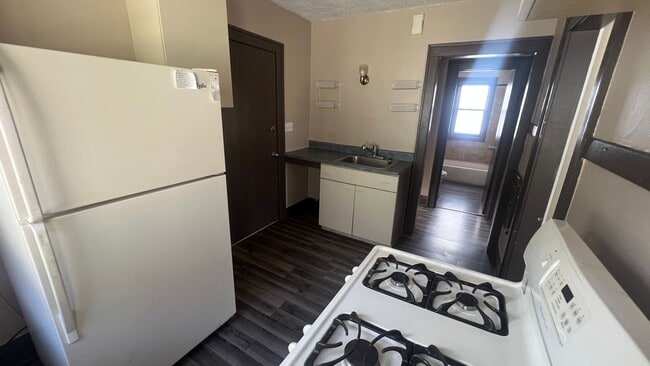 Building Photo - 2421-2423 W Finn Pl