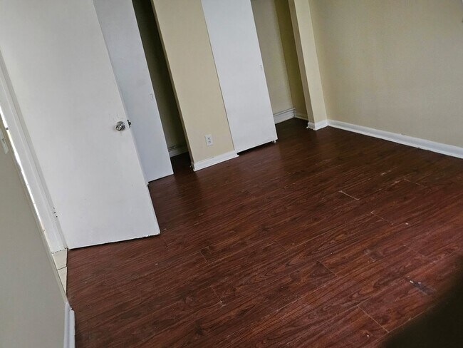 Building Photo - 2 bedroom 1 bathroom laundry hook ups