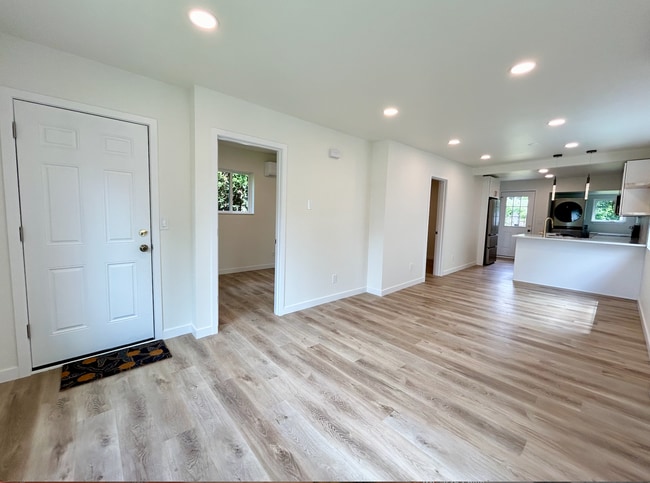 Building Photo - West Seattle/Pigeon Point Home