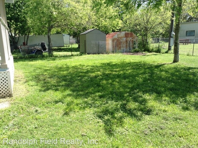 Building Photo - 2 br, 1.5 bath House - 215 W. SCHULZ