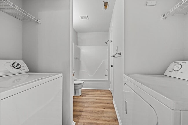 Building Photo - Beautiful condo in Great Neck Landing