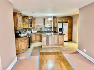 Kitchen - 400 Ascot Dr