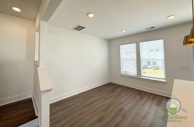 Building Photo - 525 Harebell Wy