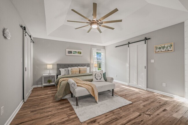 Building Photo - Stunning 4 bedroom with two bonus spaces, ...