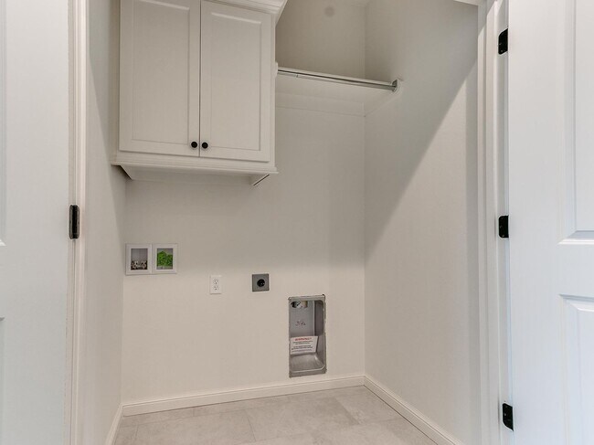 Building Photo - Luxury, Zero Maintenance Living Edmond Townhome