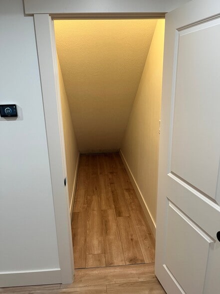 Building Photo - 818 W Mnr Crst Ln