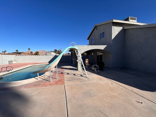 Building Photo - 4BD 3Bth Blend of style, comfort, and convenience.