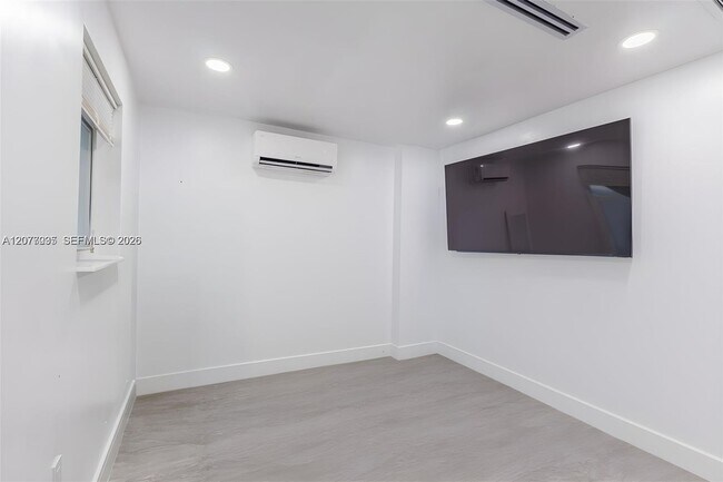 Building Photo - 233 W 39th Pl