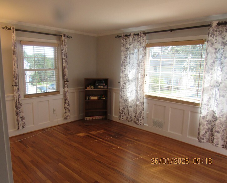 living room w hrdw flrs - 114 Maple St