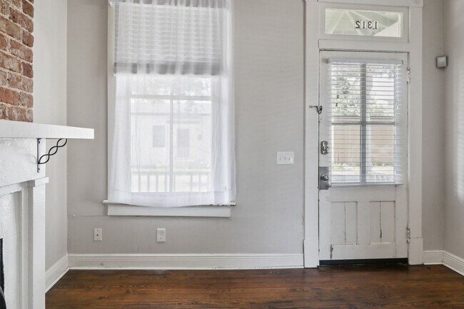 Building Photo - Restored Victorian Duplex | 3BR/2BA in Downtown Savannah Near Forsyth Park