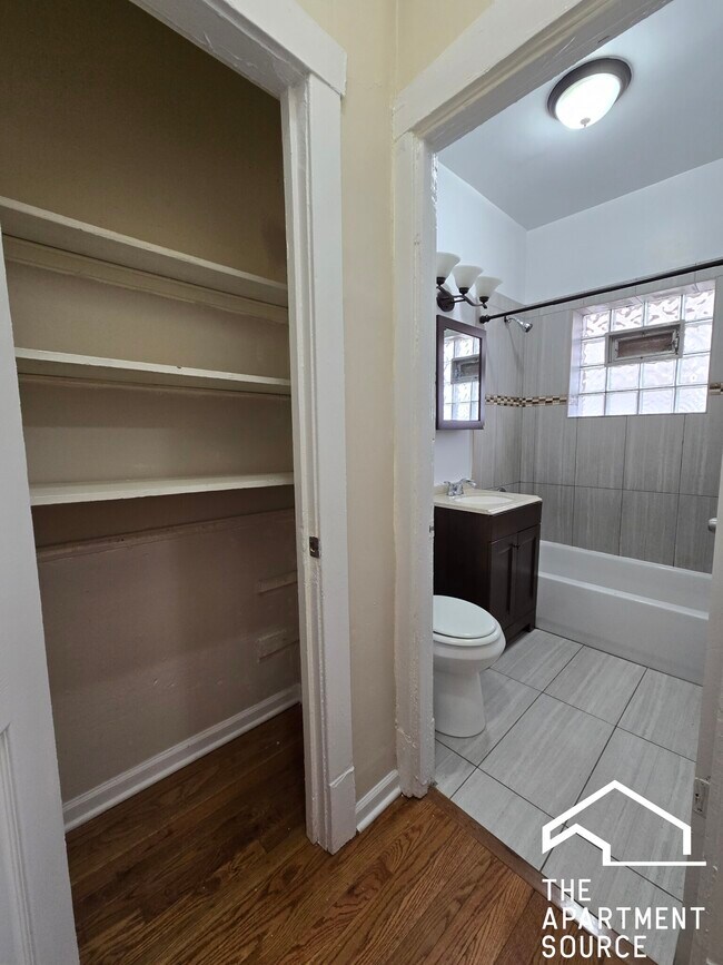 Building Photo - 3753 W Sunnyside Ave